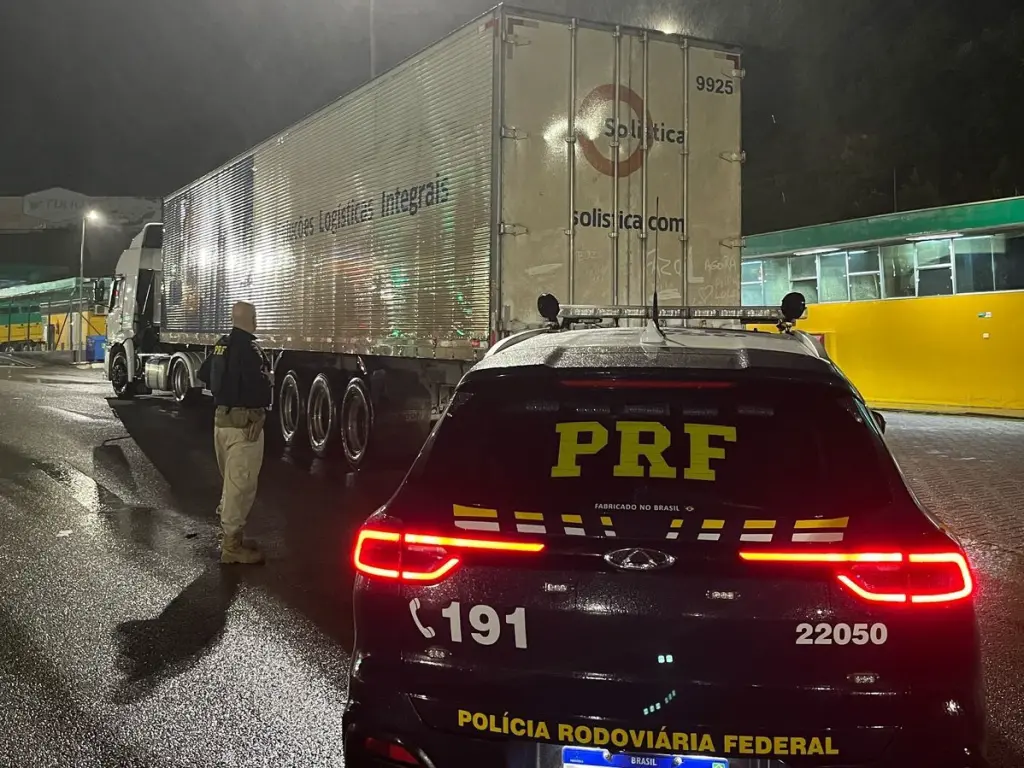 Sob efeito de drogas, caminhoneiro faz manobras perigosas e acaba preso na Grande Curitiba