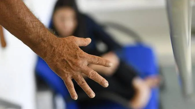 Menina de 13 anos chama PM após pai ameaçar mãe em Apucarana