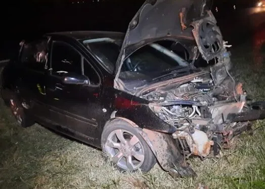 Carro cai em canaleta entre Jandaia do Sul e Mandaguari
