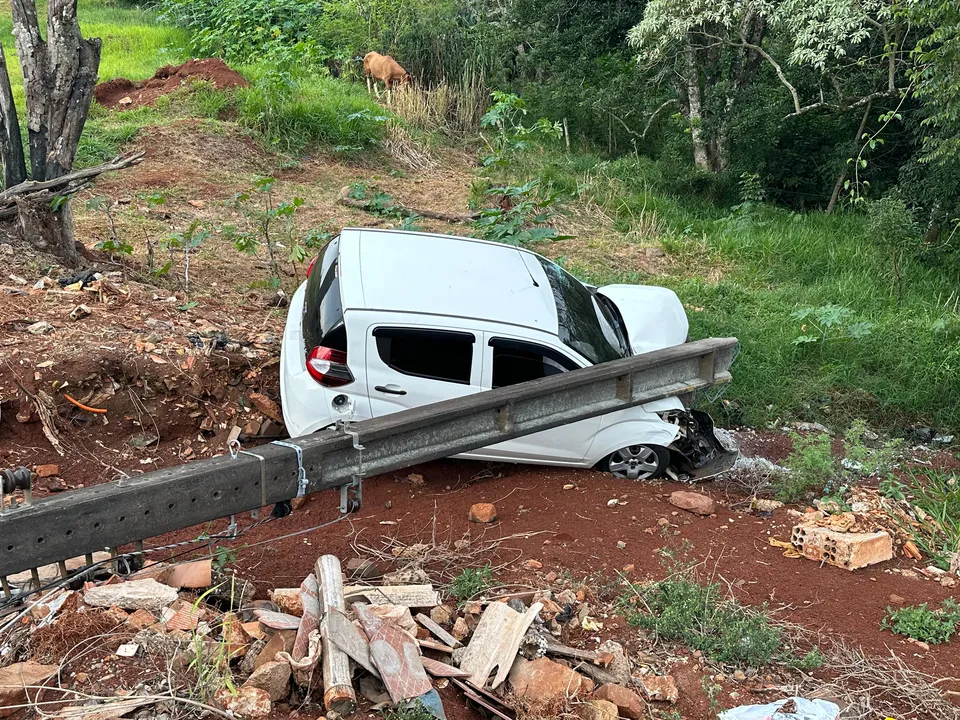 Motorista perde controle de carro, desce ribanceira e derruba poste em Apucarana