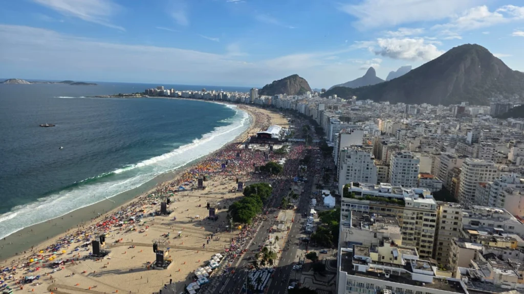 Rio de Janeiro – Fãs passam o dia nas areias de Copacabana para ver Lady Gaga de perto