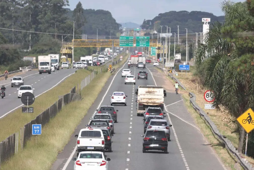 De olho no feriado, movimento nas estradas cresce em Curitiba; veja em tempo real