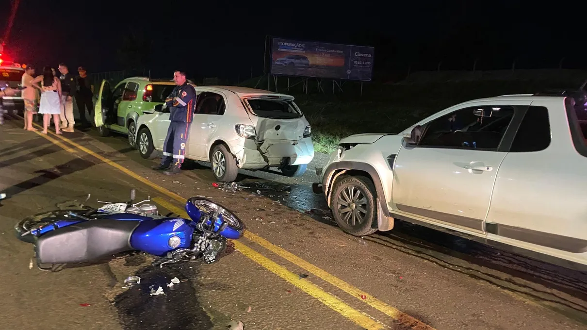 Engavetamento com quatro veículos deixa um ferido em Apucarana