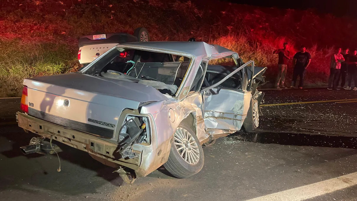 Acidente entre três veículos deixa 5 vítimas na PR-170 em Apucarana