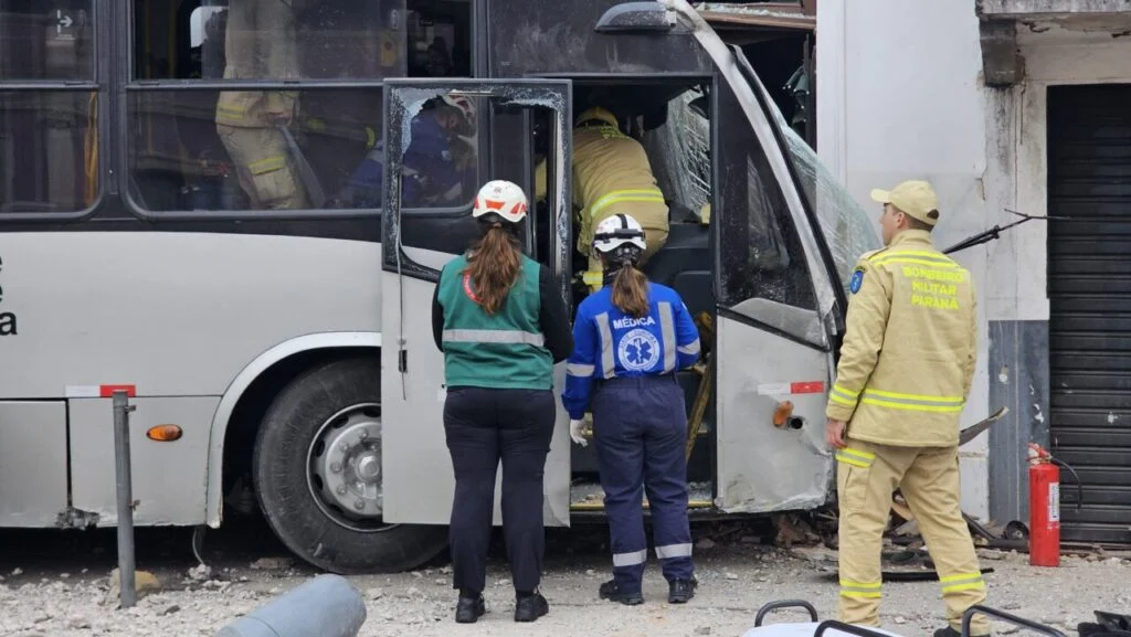 Balada em Curitiba suspende atividades por tempo indeterminado após acidente com ônibus