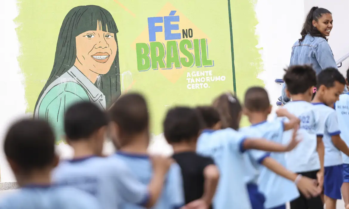 PNE: relatório sugere investimento de 7,5% do PIB para educação