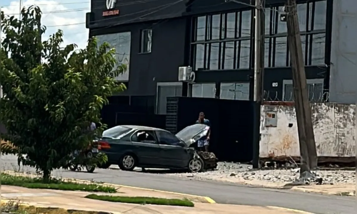 Motorista perde controle, bate e quase derruba poste em Apucarana