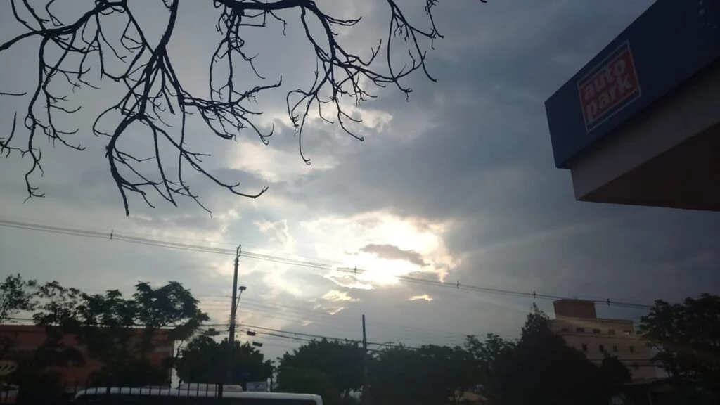 Curitiba pode ter dia com sol entre nuvens; nesta sexta deve chover