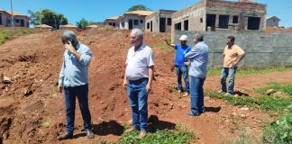 Prefeito Ditão Pupio acompanha obras do conjunto habitacional com 75 novas casas em Jandaia do Sul