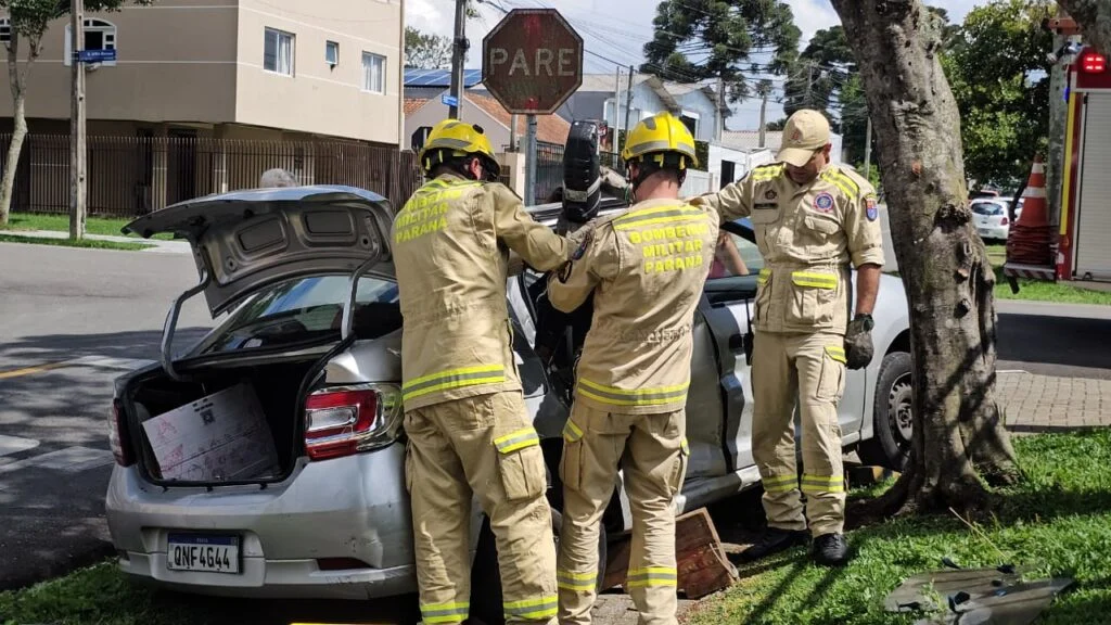 Colisão entre dois carros em Curitiba obriga socorristas a desmontarem veículo