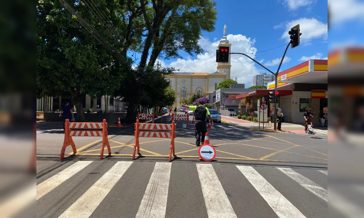 Montagem do palco para o aniversário de Apucarana altera trânsito no centro