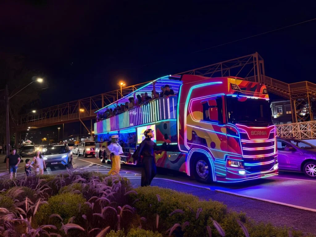 Carreta da Alegria desce para a praia durante a temporada no Litoral do Paraná