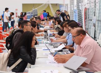 Mutirão Emprega Mais oferece 2 mil vagas e atende mais de mil pessoas em Curitiba