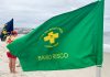 Bombeiros alertam banhistas para atenção às bandeiras de áreas seguras ao entrar no mar