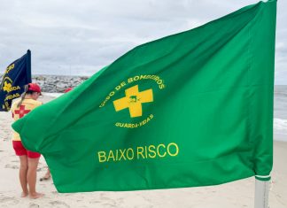 Bombeiros alertam banhistas para atenção às bandeiras de áreas seguras ao entrar no mar