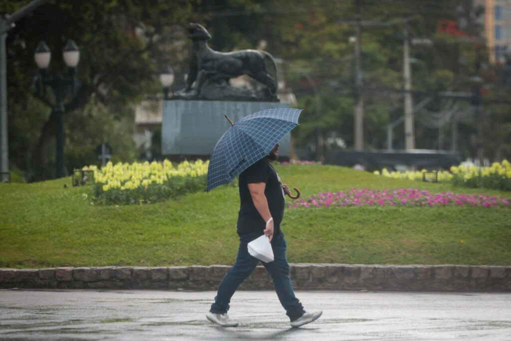 Após dias de calor extremo, frente fria traz chuva e queda de temperatura ao Paraná