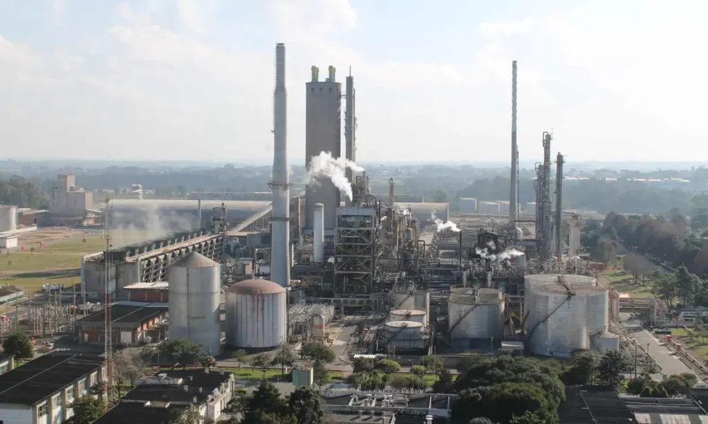 Subsidiária da Petrobras abre concurso com 126 vagas no Paraná; salários chegam a R$ 8,2 mil