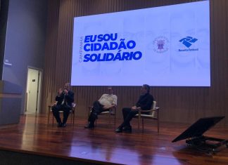 Jandaia do Sul promove Encontro de Sensibilização sobre a Destinação do Imposto de Renda A Prefeitura de Jandaia do Sul participou, na manhã desta quarta-feira (18), do Encontro de Sensibilização sobre a Destinação Social do Imposto de Renda. O evento reuniu autoridades, profissionais da contabilidade, representantes de entidades e lideranças locais no Auditório Padre Theodor Amstad. Estiveram presentes o prefeito Ditão Pupio e os vereadores André Barqueiro e Michel Enfermeiro, além do delegado da Receita Federal de Maringá, Dr. Marcos Wanderley, e do arcebispo de Maringá, Dom Frei Severino Clasen, reforçando o apoio conjunto do poder público e das instituições à iniciativa. A ação teve como objetivo conscientizar a população sobre a importância de destinar parte do Imposto de Renda para os Fundos Municipais da Criança e do Adolescente e da Pessoa Idosa, contribuindo diretamente para o fortalecimento de projetos sociais no município. O prefeito Ditão Pupio destacou a importância da iniciativa para o desenvolvimento social de Jandaia do Sul. “Jandaia do Sul é uma cidade que tem na solidariedade uma de suas maiores virtudes. Temos instituições sérias que realizam um trabalho fundamental com nossas crianças, adolescentes e idosos. A destinação do Imposto de Renda é uma forma simples, sem custo adicional, de contribuir diretamente com essas entidades e transformar vidas”, afirmou. A ação reforça a importância da união entre poder público, Receita Federal, profissionais da contabilidade e sociedade civil para fortalecer políticas públicas e ampliar os investimentos sociais no município. A Prefeitura segue apoiando iniciativas que promovam o desenvolvimento social e incentivem a participação da comunidade em ações solidárias que fazem a diferença na vida da população.