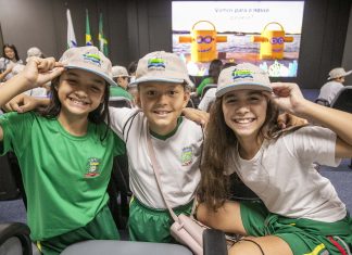 Porto Escola 2026 inicia com visita de alunos da rede municipal ao cais em Paranaguá