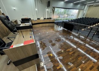 Chuva intensa danifica plenário e levanta alerta na Câmara de Mandaguari