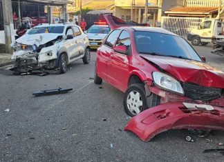 Carro em alta velocidade bate em outro estacionado em bairro de Curitiba; veja o motivo da pressa