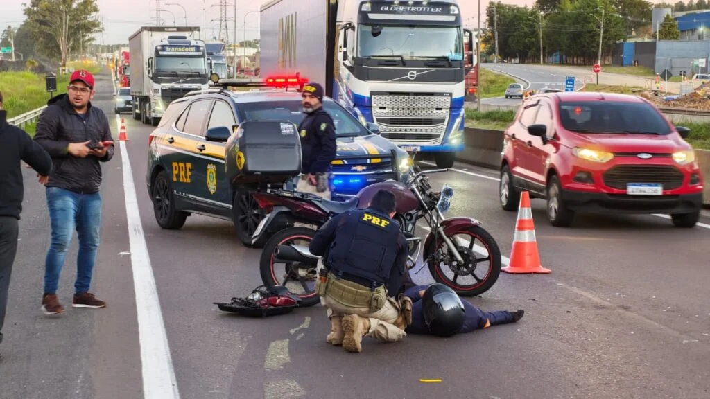 Carro atinge moto, e motorista foge sem prestar socorro em Curitiba