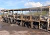 Ônibus fica totalmente destruído depois de pegar fogo na BR-376, em Guaratuba, Litoral do Paraná