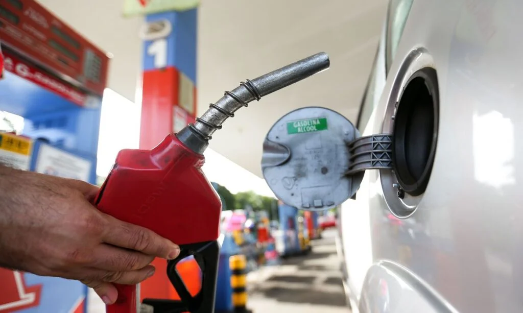 Para segurar alta da gasolina, governo cria subsídio de R$ 0,89