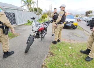 Motociclista tenta ‘esconder’ placa, foge da PM e bate em outra moto em Curitiba