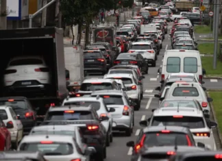 Fim das férias escolares coloca 30% mais carros na ruas e “tranca” trânsito de Curitiba
