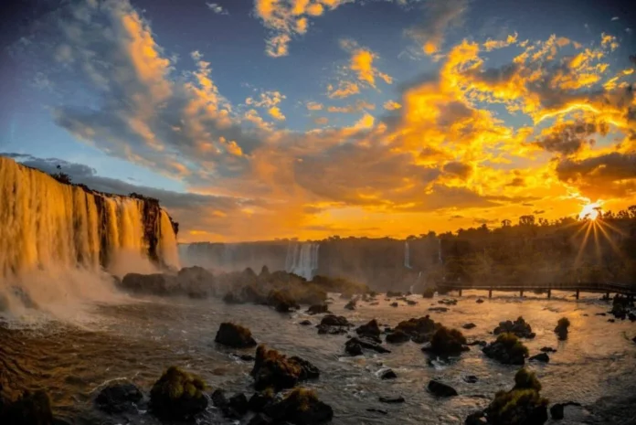POR-DO-SOL-NAS-CATARATAS-1024x684