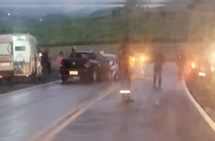 Colisão frontal entre dois veículos deixa duas pessoas feridas em Cambira