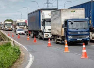 Carreta com carga gigante tomba e interdita acesso à BR-277 em Curitiba