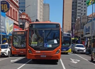 Pane em ônibus bloqueia Avenida Vicente Machado e interrompe carreata em Ponta Grossa