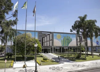 Prefeitura de Curitiba fará processo seletivo com 243 vagas e salários de até R$ 10,5 mil