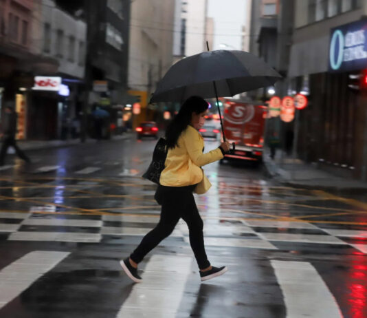 Temperaturas sobem no Interior e chuva fica mais intensa no Paraná no feriado