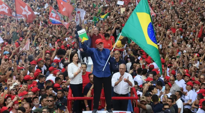 Lula é reeleito presidente do Brasil em virada histórica